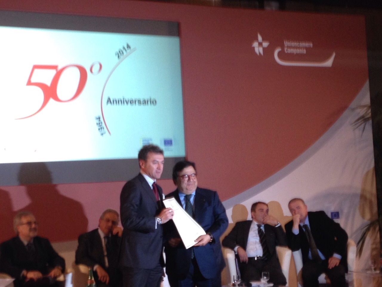 L'Amm.Del.to Ermanno Giamberini viene premiato dal presidente della CCIAA di Napoli Dott.Maurizio Maddaloni