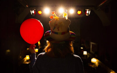 “BRICIOLE”: ALLA CENA DI NATALE CONTRA UN VIAGGIO TRA RISATE, VERITÀ E CONSAPEVOLEZZE.